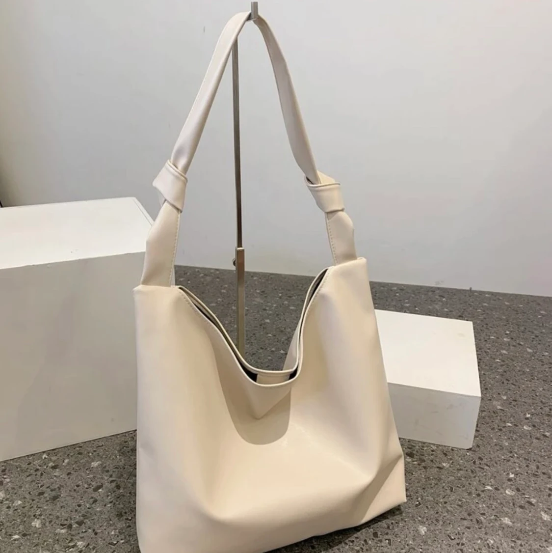 TRENDIG VIT VÄSKA - 90