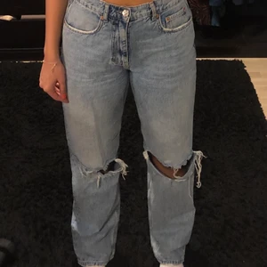 Raka blåa jeans med hål - Säljer dessa snygga jeans från Gina Tricot då det kommer tyvärr inte till användning mer. Storlek 38 och långa på mig i benen (jag är 172cm).