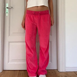 Rosa mjukisbyxor  - HUR snygga mjukisbyxor!? Jätte bra skick och såå sköna. Det står storlek M men de passar jätte bra på mig som är XS/S