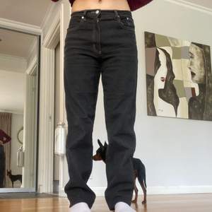 Mid waist baggy jeans med snygg brodering på  bakfickorna. Perfekt skick, har aldrig används.  Midjemått: 70-72 cm.  
