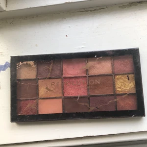 Inte änvänd  - Det är en jätte fin pallet från revolution i massa fina/ frakt 14kr 