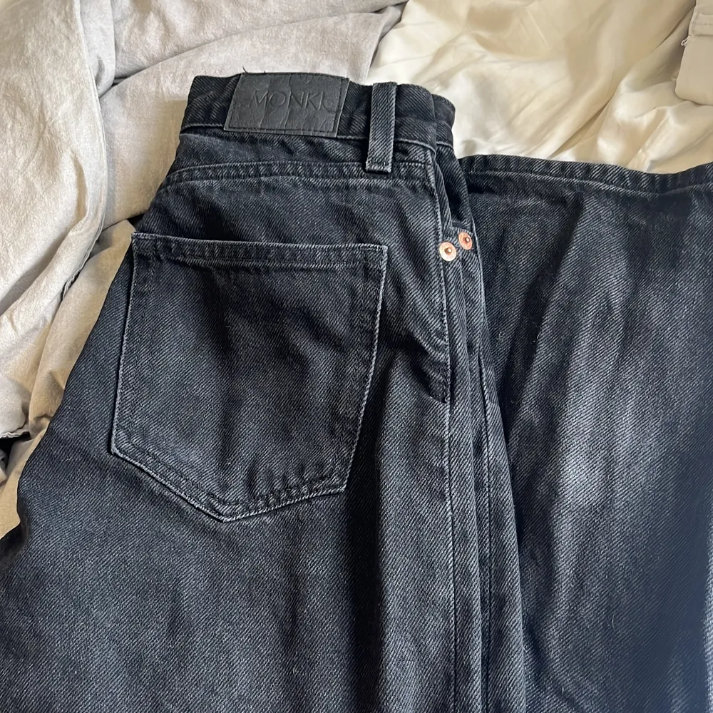 svart jeans från monki, superfin modell. Dock blivit för korta på mig som är 175cm😫. Jeans & Byxor.