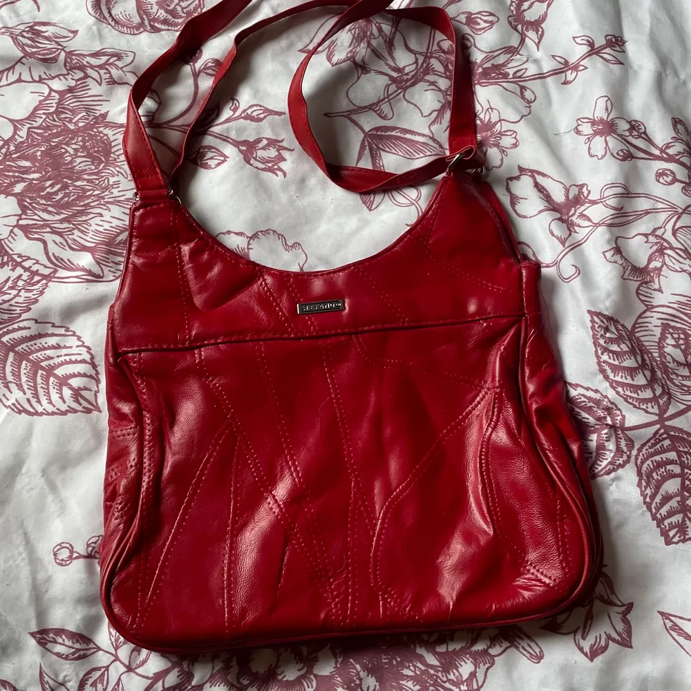Röd vintage läderväska, köpt secondhand. Bra skick. Mellan stor storlek. Köpare står för frakt :) . Väskor.