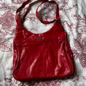 Röd vintage läderväska, köpt secondhand. Bra skick. Mellan stor storlek. Köpare står för frakt :) 