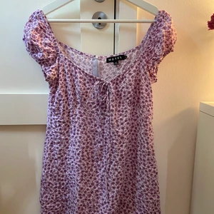 klänning i gott skick - tunn klänning från Motel i storlek M, gott skick utan defekter. snörning vid brösten