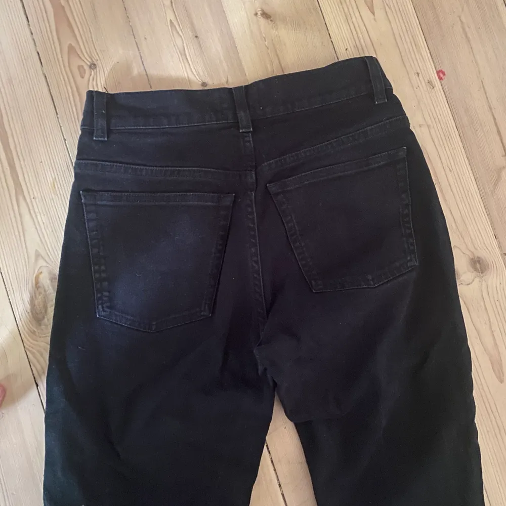 Svarta Acne jeans, aningen urtvättade(3 gånger). Jeansen är i bra skick, inget slitage längst ned byxbenet.   Aningen tighta i midjan, därför säljer jag dem. 🤗. Jeans & Byxor.