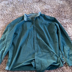 Skjorta! - Passar till Large / Xlarge Skitsnygg Vintage skjorta köpt i Prag! Färgen är mörkare än på bilden. En blandning av nån slags turkos/grön färg  Pris 150 kr