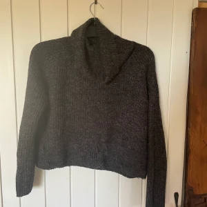 Stickad tröja  - Härlig och go stickad tröja med krage. Pris kan diskuteras. 