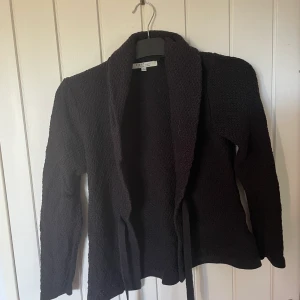 Stickad kofta - Söt kofta. Pris kan diskuteras. Kan skickas. 