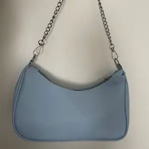 Ljusblå axelbands väska som rymmer mycket, den har bara används en gång och silver kedjan går att ta av! 🤍 (köp helst inte i appen)