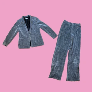 Glittrigt kostym set - Festligt set! Från en Linn Ahlborg x NAKD kollektion. Lite slitage. Snyggt som oversize (Kavaj storlek 42, byxor storlek 40.). Priset gäller båda ihop!✨
