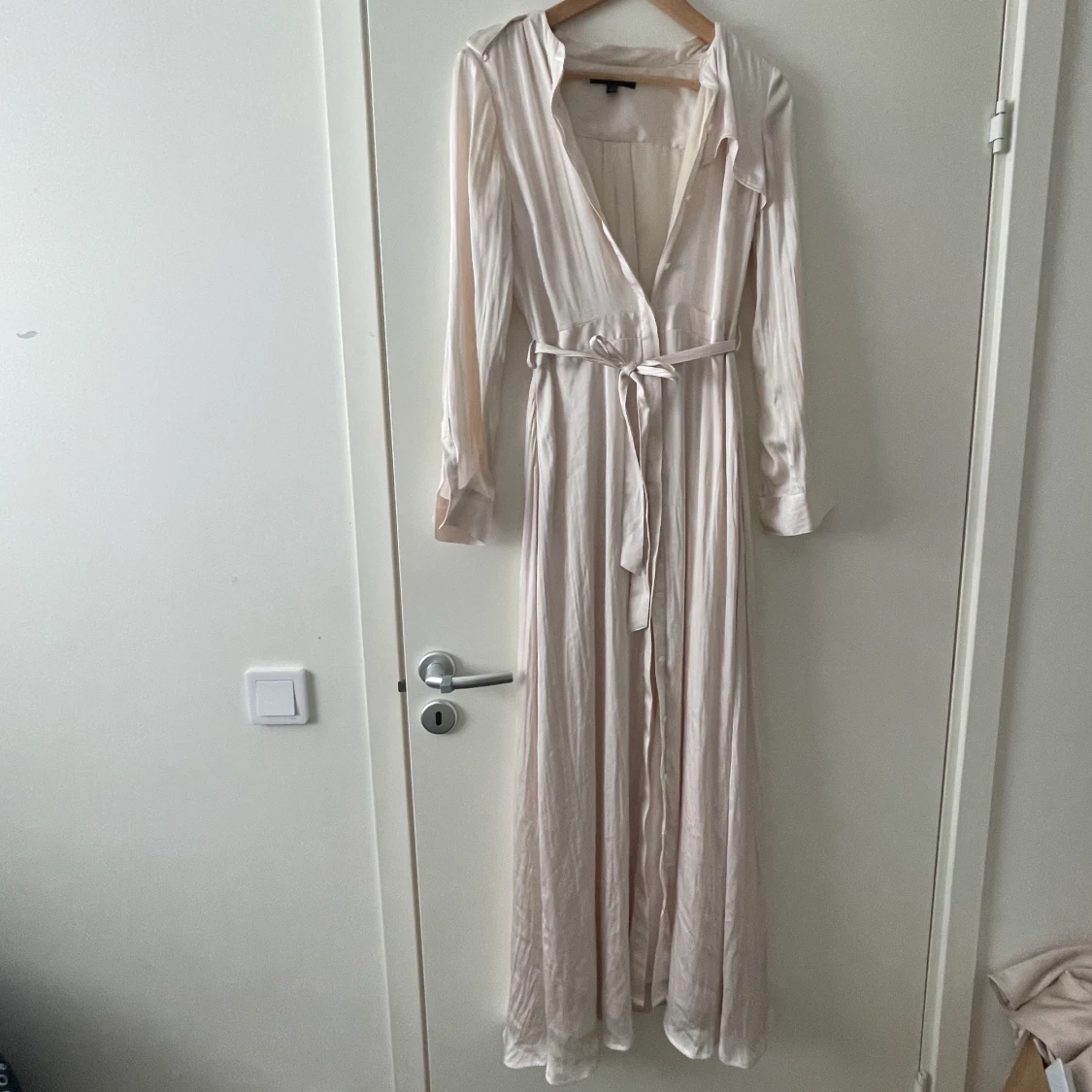 Beige/vit maxiklänning klänning långklänning XS banana republic siden satin