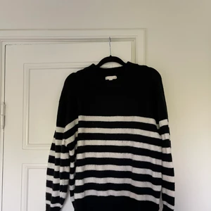 Randig stickad  - Stickad tröja, använd 2 gånger. Köparen betalar frakt 💓❤️‍🔥