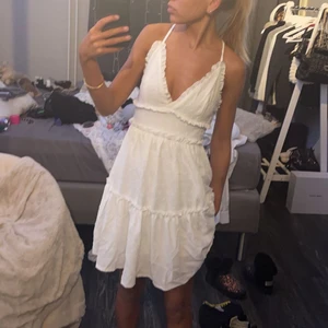 Klänning  - Säljer denna söta vita kläning från shine storlek xs och aldrig använt, korsad rygg baktill