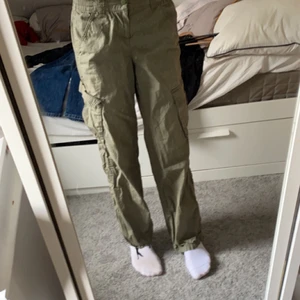 H&M xs  - Säljer dessa gröna cargo byxor från H&M . Inte min stil och det e därför jag säljer dom. Lägmidjade. Dem ganska korta vid benen ( jag e 1,65)