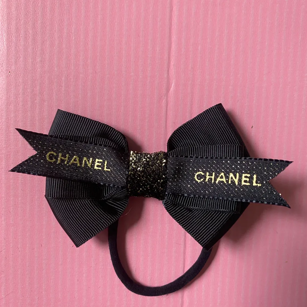 Handmade hårsnodd gjordes av authentic Chanel band.  Svart med glitter Frakt: 13 kr Ny  Perfekt till håret.  Äkta Chanel band. Accessoarer.
