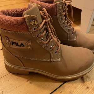 Fila skor - Använda ett fåtal gånger och har lite slitningar på insidan av skon