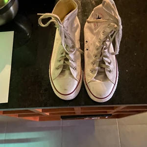 Skor - Säljer mina jätte fina converse som knappt är använd. Passar till allt och gillar verkligen passar formen på skorna. Köparen betalar för frakten 💕