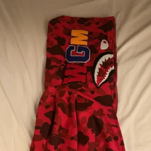 Bape hoodie M - Säljer denna Bape hoodie! Använd 3-4 gånger. Säljer för att den aldrig används längre. Skriv för mer bilder!!