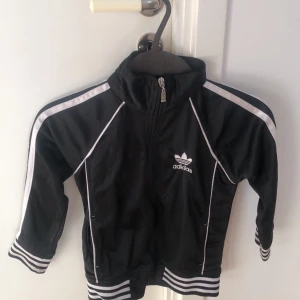 Barn adidas - Storlek 116-120 Pris 60kr 