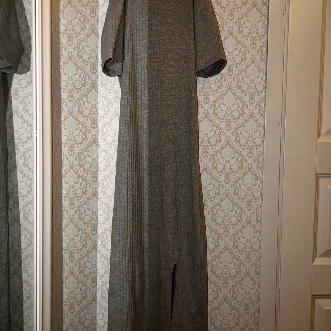 Lång klänning med mini slit i fram