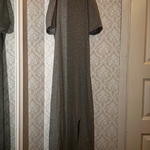 Lång klänning med mini slit i fram - En lång klänning som sotter tight på mig (m) men passar ändå. Gillar inte känslan av den på mig så vill då sälja den. Den har en slit i fram men 10 cm ungefär 