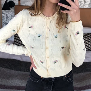 Kofta från zara - Jättesöt kofta med blommor från zara. Använd 1 gång, den är som ny. Storlek M men mer som XS/S