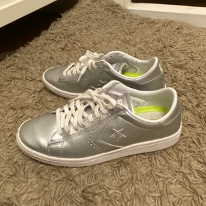 Converse - Supercoola silvriga converse💕 Näst intill nyskick, skriv för mer info