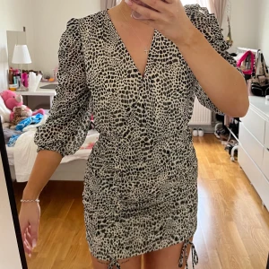 Klänning  - Klänning från Gina tricot. Aldrig använd endast testad. Storlek 40, köpt för 399kr. 📍Möts upp i Stockholm/Södermalm eller Åkersberga 💌 Köparen står för frakten - priset varierar beroende på storlek på plagge. Jag kollar upp så det blir rätt ❌ Inga retuter