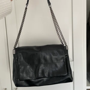 Väska från Zara - Svart snygg väska från Zara! Jättefint skick, säljer endast pga flytt.