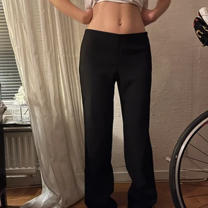 Säljer mina Low waisted kostymbyxor från NA-KD för dom var för stora - Jag är 170cm och dom går över fötterna på mig. Köpta från plick och bra skick. Frakt ingår i priset. 