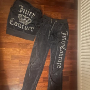Juicy couture set - Jätte fint grått juicy set i storlek S, tror tyvär inte det är äkta men det finns lappar på byxorna och i tröjan som man ser på första bilden💕 inte mycket använd alla men en av knapparna har åkt av (kom privat för bild) 