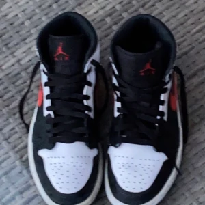 air jordan 1 mid chile red white - Ganska bra skick typ 9/10 sköna tyvärr för små för mig så säljer dom de är äkta. Jag har inte kvitto Jag kan också trade med något.