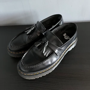 Dr. Martens Loafers - Dessa skönheter köptes enbart för ett evenemang jag skulle på, ingenting jag använder till vardags och dom samlar bara damm atm.  Knappt några flaws och sköna att gå i redan.  Nypris 2099kr från deras hemsida  Storlek Eu 42 men är stora i storleken