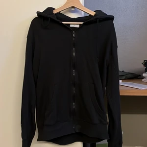 Studio total zip hoodie - En studio total zip hoodie i storlek M. Jag har använt den ett fårtal gånger då den inte riktigt passat mig, nypris 499 kr. Frakt ingår i pris