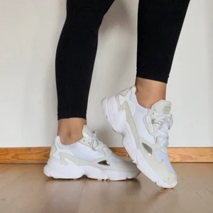 Adidas Falcon White - Adidas Falcon i vit färg storlek 36 2/3 🤍 bra skick, säljer eftersom jag inte bär dem längre 