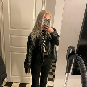 Skinnjacka stl s - Helt oanvänd skinnjacka från hm i stl S. Nypris 399kr mitt pris 199kr. 