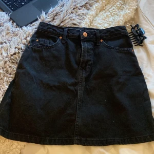 Jeanskjol - En svart jeanskjol från h&m