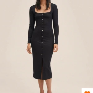 Superfin klänning - Säljer denna fina ribbade klänningen som inte kommer till användning, använd få gånger och i nyskick.❤️ passar superfint nu till hösten och vintern!! Storlek M men passar S/L också!