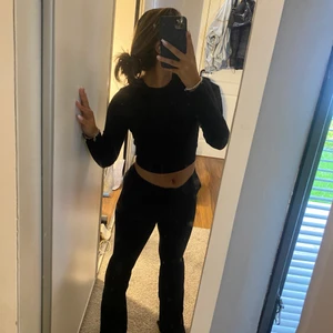 Svarta kostymbyxor  - Säljer denna super fina kostymbyxor från only pga att de är lite för långa få mig som är ca 160 cm. Kontakta mig vid intresse och köparen står för frakten💕