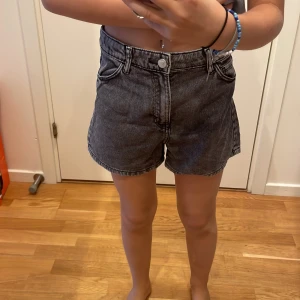 Svarta shorts  - Svarta fina shorts från H&M😌😁
