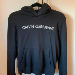 Hoddie från Calvin Klein 😍 Inte använd på länge därför säljer ja nu denne super fina och mysiga hoddie!! 39kr tillkommer för frakten