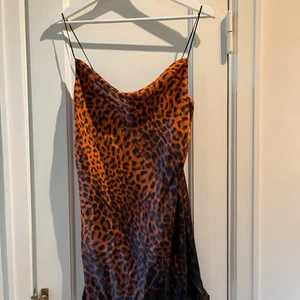 Kort klänning orange leopardmönster, ZARA, XS - Använd 2-3 gånger, som ny! ZARA XS