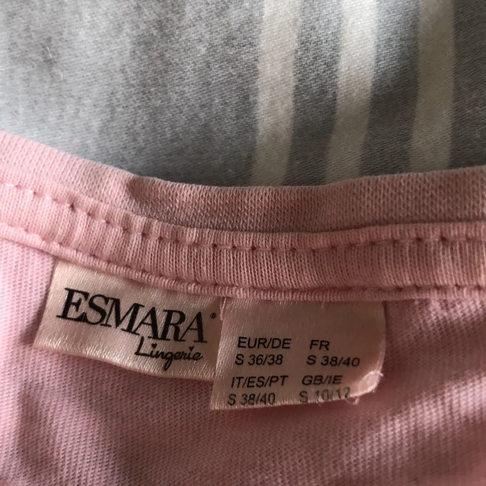 Rosa t-shirt med en liten ficka. Köparen står för frakten.💕. T-shirts.