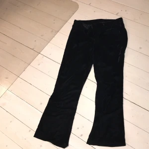 Sametsbyxor  - Ett par sammetsbyxor från bikbok som är lite vida mot slutet!
