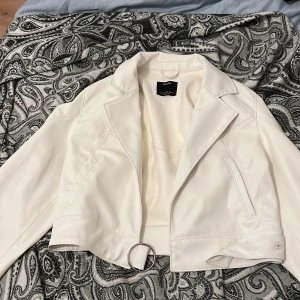 Vit läderjacka Bershka - Vit fejk-läderjacka. Aldrig använd, absolut nyskick. Köpt för 439, jag säljer för 55 kr (rensar kläder, behöver bli av med grejer fort)