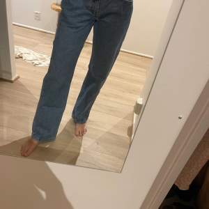 Utsvängda low waist jeans
