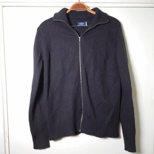 90's tröja - Svart 90-tals Rocky-tröja. Varm med dragkedja och hål i ärmsluten för tummarna! 50% ull🌿