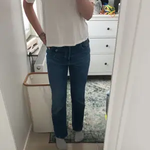 Jeans från zara- rak model med mid rise- storlek 36- köpare står för frakt! OBS! TRYCK EJ PÅ KÖP DIREKT
