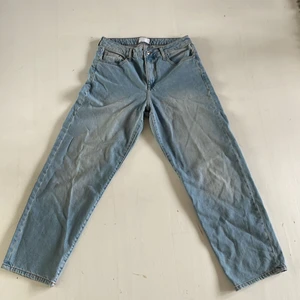 Jeans  - Jeans inköpta från Asos Säljer pga passar inte längre  Jättebra skick använde knappt dom  Sitter väldigt snyggt